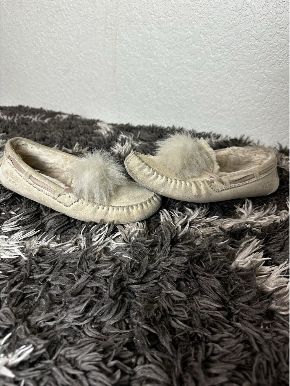 UGG Womens Suede Fluffy Pom Pom Moccasin Slippers Cream Size 8 1019015